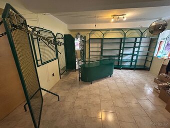 Kovový nábytek z prodejny textilu - 2