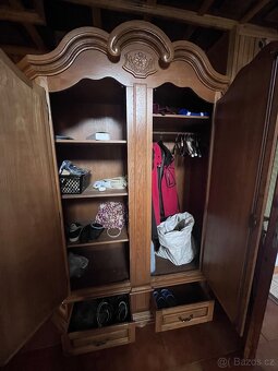 Masivní skříň - 2