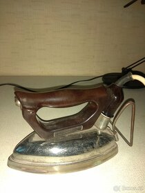 Stará elektrickou žehlička s kabelem - 2