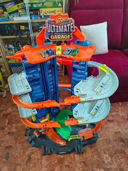 Garáž Hot wheels city s T Rex a 5 autíček - 2