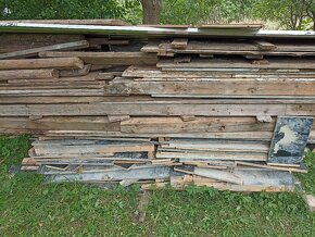 Dřevo ze stavby, desky latě aj. 4 vozíky - 2