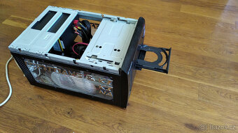 Starší stolní počítač - 2