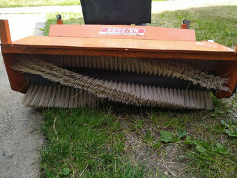 motorový zametací stroj. smeták, koště. Holder M3000 - 2