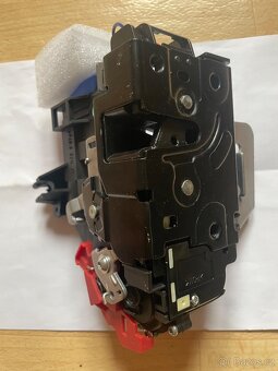Audi A3,4,8 vnitřní zámek dveří přední levý - 2