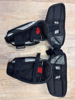 Chrániče loktů FOX TITAN - 2