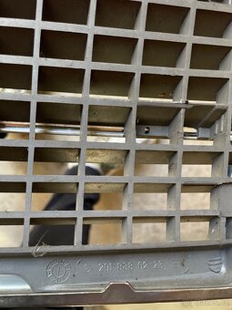 Mercedes-Benz W201 - přední maska bez znaku - 2