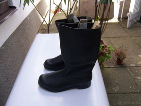 černé vysoké kožené boty č.8 (výška bot 35 cm) - 2