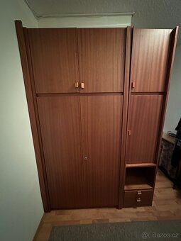 Šatní skříň + další díly - 2