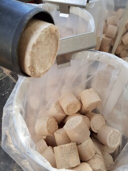 TVRDÉ BRIKETY z dřevěných pilin a hoblovač - 2