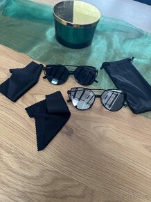Dvoje sluneční brýle - 2