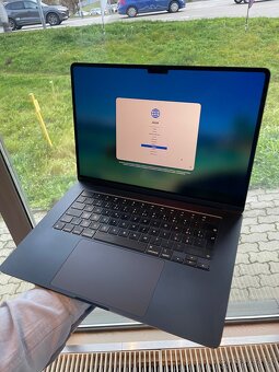 Apple Macbook Air 15,3” (2023)/512GB SSD/16GB/inkoustová/35W - 2