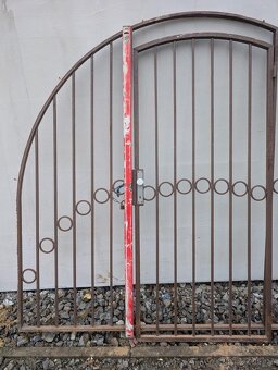 MASIVNÍ KOVOVÁ BRÁNA S OBLOUKEM - 2