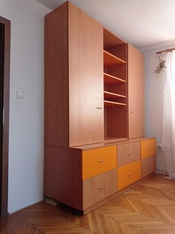 Šatní skříň, psací stůl, postel a poličky - 2