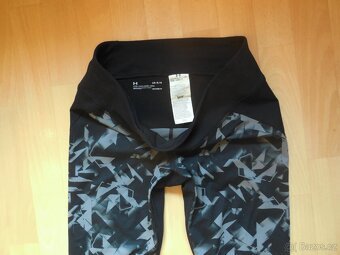 dámské Under Armour sport. černošedé legíny 3/4 délka elast. - 2