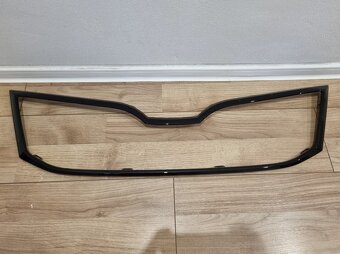 PREDNI MASKA OCTAVIA 3 / 3FL / 4 RAMECEK GRILU MASKY CERNY - 2