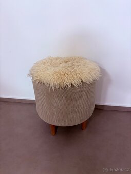 Látkový taburet s pravou ovčí kožešinou - 2