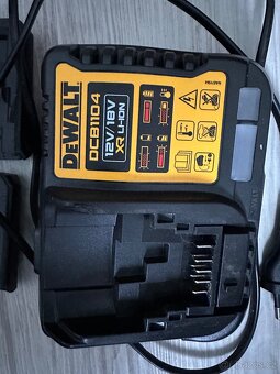 Nabíječka Dewalt + držáky na akumulátory - 2