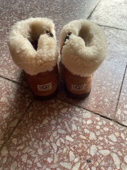 Dívčí zimní boty značky UGG - 2
