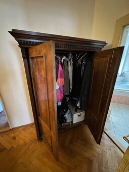 Starožitná šatní skříň - 2