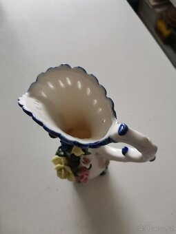 Vázička s plastickým motivem květin - 2