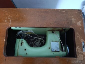 Starý šicí stroj - 2