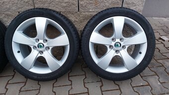Alu kola 5x112 r17 škoda octavia II letní pneu - 2