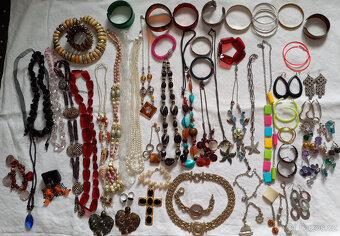 korále,náhrdelníky,prstýnky,naušnice. - 2