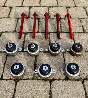 Jawa 250 350 panelka - drzaky a spinacky - 2