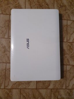 Starý notebook funkční, ale se závadami víc popis - 2