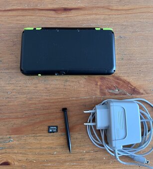 New Nintendo 2DS XL v super stavu včetně příslušenství - 2