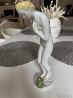 Socha Art Deco- Nahá princezna a žabí princ - 2
