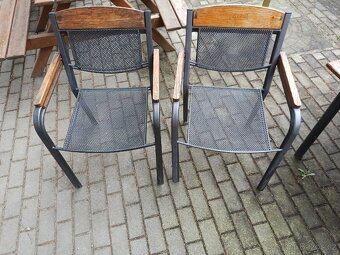 Pevný stůl+ 4 židle - 2