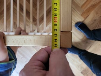 Dětská postýlka s matrací, kapsářem a mantinelem - 2