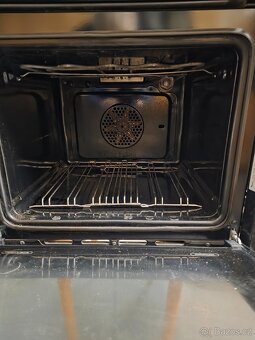 Vestavná elektrická trouba Whirlpool. - 2