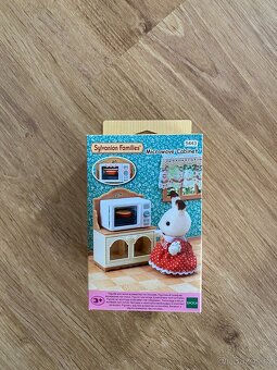 Sylvanian Families Patrový dům s červenou střechou + přísluš - 2