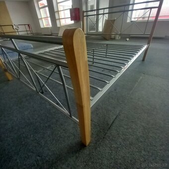 Kovové dvoulůžko,  dřevěné nohy . - 2
