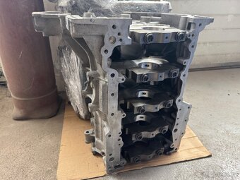 Blok motoru Land Rover 2.0 TD4  PBG4D3-6015-EE - 2