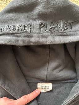 Broken planet 2022 mikina - 2