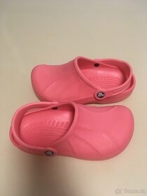 Prodám dívčí boty crocs vel. M2W4. Barva lososová-růžová - 2