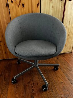 židle IKEA SKRUVSTA – šedá (Vissle) - 2