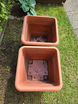 Prodám dva plastové květináče 40x47x47cm. - 2