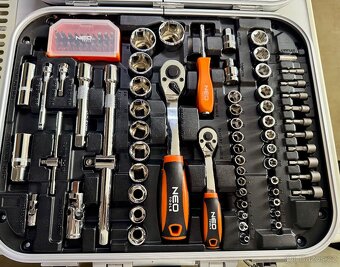 Sada nářadí Neo Tools v kufru - 2