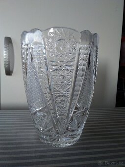 Skleněná broušená váza. - 2