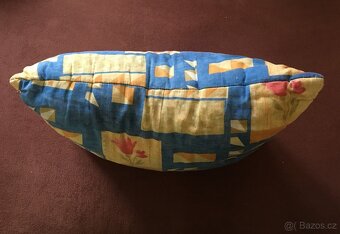 modro barevný polštář - 2