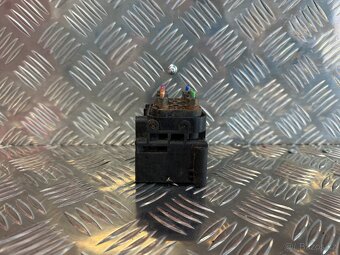 ROZDĚLOVAČ VZDUCHU AUDI 4F0616013 - 2