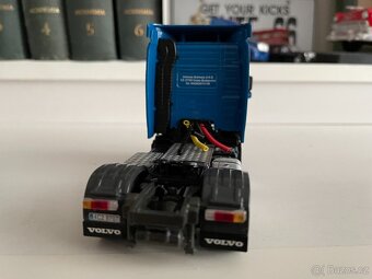 Volvo FH 12 TROLL Transport, na zadní stěně kabiny UNITRANS - 2