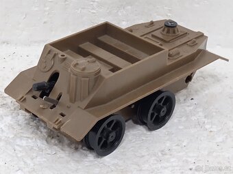 Retro obrněný transportér na klíček IGRA - 2