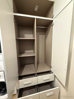 Moderní bílá šatní skříň s nástavcem - 2