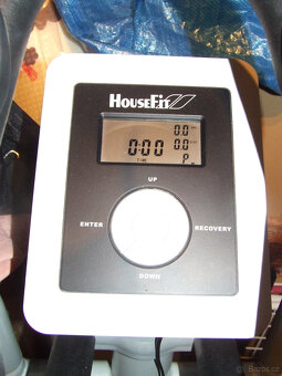 Eliptický trenažér MOTIO 30 - HOUSEFIT - 2