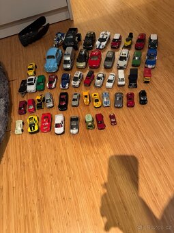 Prodám bednu autíček - 2